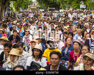 Bangkok, Thailand. 16. Mai 2014. Tausende von Demonstranten aus der Volksrepublik demokratische Reform Committee (Separatistischen) umgeben die thailändische Parlament komplexe Samstag um Druck der Thai Senat eine Interims-Ministerpräsident gestürzten ehemaligen PM Yingluck Shinawatra ersetzen auswählen. Der Senat beschlossen, nicht zu eine vorläufigen PM eigene ernennen und kündigte ein Treffen mit den aktuellen Interims-Ministerpräsident. Die Demonstranten verließen das Parlament Komplex und drohte, in größerer Zahl zurück, wenn der Senat nicht handeln. Stockfoto