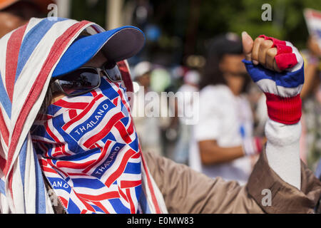 Bangkok, Thailand. 16. Mai 2014. Eine Frau trägt patriotischen Kleidung Jubel für Anti-Regierungschef Suthep Thaugsuban vor dem Parlament Komplex in Bangkok. Tausende von Demonstranten aus der Volksrepublik demokratische Reform Committee (Separatistischen) umgeben die thailändische Parlament komplexe Samstag um Druck der Thai Senat eine Interims-Ministerpräsident gestürzten ehemaligen PM Yingluck Shinawatra ersetzen auswählen. Der Senat beschlossen, nicht zu eine vorläufigen PM eigene ernennen und kündigte ein Treffen mit den aktuellen Interims-Ministerpräsident. Stockfoto