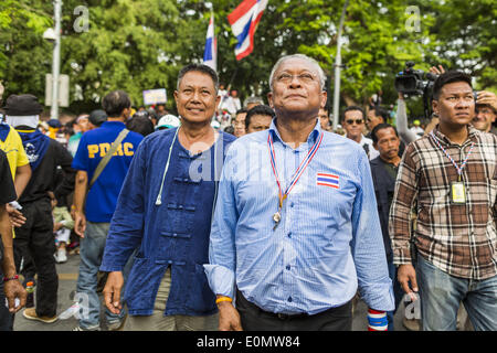 Bangkok, Thailand. 16. Mai 2014. Thai Anti-Regierungschef SUTHEP THAUGSUBAN (Zentrum blaues Hemd) und seine Anhänger zu Fuß das Parlamentsgebäude in Bangkok. Tausende von Demonstranten aus der Volksrepublik demokratische Reform Committee (Separatistischen) umgeben die thailändische Parlament komplexe Samstag um Druck der Thai Senat eine Interims-Ministerpräsident gestürzten ehemaligen PM Yingluck Shinawatra ersetzen auswählen. Der Senat beschlossen, nicht zu eine vorläufigen PM eigene ernennen und kündigte ein Treffen mit den aktuellen Interims-Ministerpräsident. Stockfoto