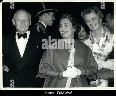 Sept. 09, 1956 - Premiere des Films "Guys And Dolls" bei The Empire Theatre-Leicester Square: Eine große Anzahl von dem Bildschirm berühmtesten Persönlichkeiten besuchte die Premiere des Sam. Goldwyns "Guys and Dolls'' im Empire Theatre, Leicester Square, letzte Nacht. Das Foto zeigt. Unter denen war die Teilnahme an der Premiere Viscount Montgomery, hier mit MRS Douglas Fairbanks (Mitte) und Lady Templer, einer Halskrause trägt nach einem letzten Autounfall gesehen. Stockfoto