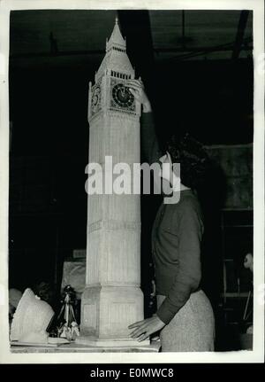 Sept. 09, 1956 - internationales Kunsthandwerk-Ausstellung in London... Matchstick Modell des Big Ben: Ausstellung aus vielen Teilen der Welt sollen an die internationalen Handarbeiten - Homecrafts und Hobbys Ausstellung - gesehen werden, was morgen bei OLYMPIA eröffnet. Foto zeigt Miss Dain Barker von Wood Green ein wunderbares Modell des Big Ben - hergestellt aus 5.114 Spiele - in der Ausstellung bewundert. Es ist das Werk von Mr E.E. Aldous von Dunstable - und es dauerte 11 Monate zu machen und es steht 5 ft hoch. Stockfoto