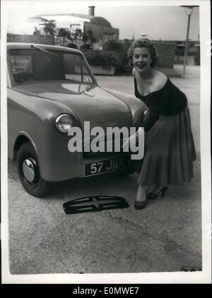 Juli 1956 - New British Four Wheel Economy Hunabout Car on Show: Angeblich das kleinste und billigste Auto des Landes - der neue britische Vierrad-Runabout, der ''Astra'' - sollte heute Nachmittag in South Bank gesehen werden. Gebaut von der Astra Car Company aus Hampton Hill, Middlesex, wird es 47 verkaufen (inkl. Steuern). Es verfügt über eine luftgekühlte, rundum unabhängige  Bei einer Höchstgeschwindigkeit von 55 mph zeigt Modren Susan Elynn das Ablagefach vor dem winzigen Auto, das für die Aufnahme des Reserverads konzipiert ist. Stockfoto