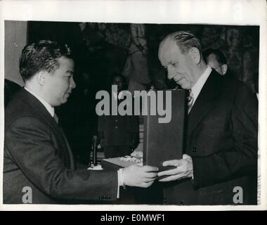 7. Juli 1956 - kambodschanischen Bestellung für tschechoslowakischen Präsidenten: Prinz Norodom Sihanouk von Kambodscha, jetzt bei einem Besuch in der Tschechoslowakischen Republik, stellte der Präsident Antonin Zapotocky mit dem großen Kreuz des königlichen Auftrag Kambodscha im Auftrag von König Norodom Suramarit von Kambodscha, auf der Prager Burg. Foto zeigt, dass Prinz Norodom Sihanouk (links) Präsident Antonin Zapotocky mit dem großen Kreuz des Ordens Kambodscha präsentiert. Stockfoto