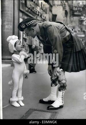 7. Juli 1956 - Generalprobe für Kinder Tanz-Matinee am Adelphi Theatre... Fast 300 Kinder halten ihre jährliche Tanz Matinee am Adelphi Theatre, Strand, am Dienstag kommenden 16. Juli zugunsten der Liga Mitleid, die Jugendabteilung von H.S.P.C.C.. Die Kinder sind alle Schülerinnen und Schüler von Miss Violet Ballantine. Foto zeigt:-C.S.M.W.-Chalmers, der die Gordon Highlanders, aus Fraserborough, Aberdeenshire, hält zum plaudern 3-jährige Stella Maria Brusa, der Battersea, einer der kleinen Tänzerinnen wie sie heute für die Generalprobe am Adelphi Theatre gekommen. Stockfoto