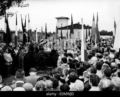 Ehemalige Häftlinge versammeln sich an einem Gedenkgottesdienst in Dachau Stockfoto