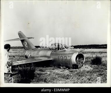 Sept. 27, 1956 - A polnische Luftwaffe Leutnant landete eines der neuesten Typ MIG-Kampfjets auf dem kleinen Flugplatz bei Rönne auf der Ostsee-Insel Bornholm und bat um politisches Asyl. Die MIG ist vorher unbekannt westliche Experten aufgebaut. Es wird angenommen, dass eine verbesserte Version der MIG-15. Die Flügel des Flugzeugs wurde beschädigt, wenn der Pilot das Flugzeug gelandet ist auf eine unvollendete Teil des Platzes. Foto zeigt: Blick auf die MIG-Flugzeuge nach der Landung auf der dänischen Insel Bornholm. Stockfoto