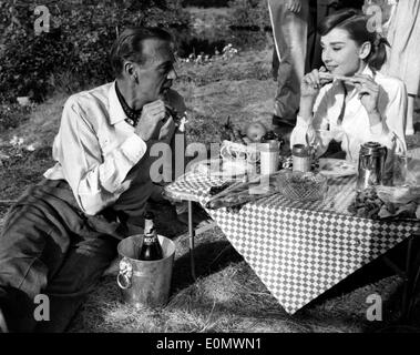 Schauspieler Gary Cooper und Audrey Hepburn Picknick Stockfoto
