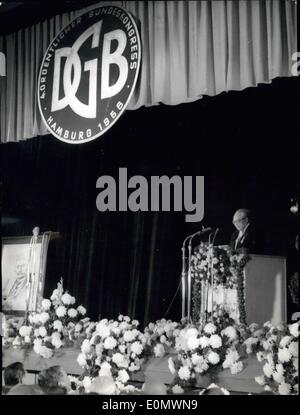 1. Oktober 1956 - abgebildet ist Erich Ollenhauer, zum ersten Parteivorsitzenden der SPD, eine Rede auf dem 4. Kongress der Bundesrepublik für die German Federation of Trade Unions auf Monday(10-1-1956) in einem Hamburger Union Halle am Besenbinderhof. Bundeskanzler Dr. Adenauer nahm auch an der Eröffnung des Konvents Teil. Stockfoto