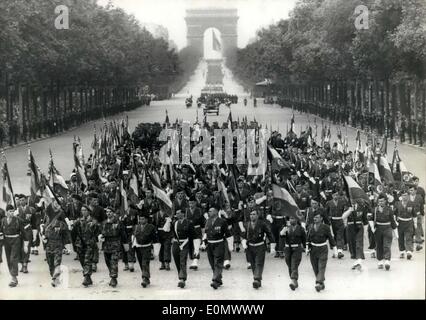 14. Juli 1956 - Tag der Bastille in Paris gefeiert: Fahnen der französischen Regimenter Sichtung in Algerien während des Marsches schnell aus dem Arc de Triomphe unten den Champs-Elysees. Stockfoto