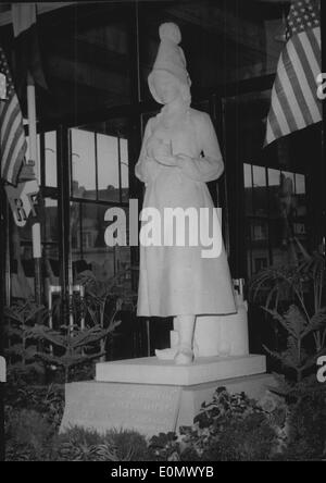 6. Oktober 1956 - Marie Harel, "Erfunden" Camembert hat neue Statue In Heimatstadt: Marie Harel, eine französische Bäuerin, gemacht wie die Geschichte geht der ersten Camembert im XVIII Jahrhundert, hatte eine Statue eine Statue in ihrer Heimatstadt Vimoutiers (Normandie) vor dem Krieg. Diese Statue wurde während der Luftangriffe zerstört, ein neues wurde enthüllt, den anderen Tag auf der gleichen Stelle in die Herrlichkeit des der "Erfinder" des berühmten französischen Käses. Foto zeigt die neue Statue von Marie Harel bei Vimoutiers, Normandie errichtet. Stockfoto