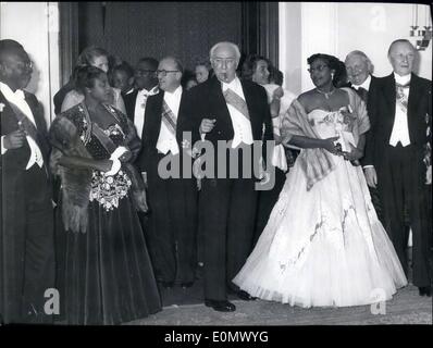 8. Oktober 1956 - Empfang für die Präsidentin von Liberia... Federal President Prof. Heuss veranstaltete ein Abendessen und Empfang für seine Gäste aus der ältesten afrikanischen Republik. Im Bild: (von links nach rechts) liberianischer Präsident William S. Tubman Mrs Tubman deutsche staatliche Sekretär Prof. Hallstein (mit üblichen Zigarre) Bundesrepublik Präsident Prof. Heuss Frau Cooper, Frau des liberianischen Botschafters Wirtschafts-Minister Prof. Erhard Chancellor Dr. Adenauer. Stockfoto