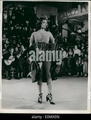 10. Oktober 1956 - Sophia Loren als Flamenco-Tänzerin: während der Dreharbeiten zu "der Stolz und die Leidenschaft, in dem sie Sterne mit Cary Grent und Frank Sinatra, Sophia Loren, selbst in dem Tempo des gemeinen Flamenco zu werfen. für die Folge erhielt Sophia Intensivtraining von Spaniens größten Tänzer und Lehrer des Flamenco, Paco Reyes. Foto zeigt Sophia Loren Tanz Flamenco, in einer Szene aus "The Fredi und the Passion'', die in Valdemoro, einem Dorf in der Nähe von Madrid gedreht wurde. Stockfoto