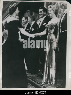 10. Oktober 1956 - Queen Royal Film Performance: HM The Queen und Prinzessin Margaret besuchte die heutige Royal Film Performance im Empire Theatre, Leicester. Der Film war "die Schlacht von River Plate'' - und die Show war zugunsten der Cinematograph Handel Benevolent Fund. Das Foto zeigt HM The Queen Händeschütteln mit Marilyn Monroe, die Präsentationen vor der Show. Stockfoto