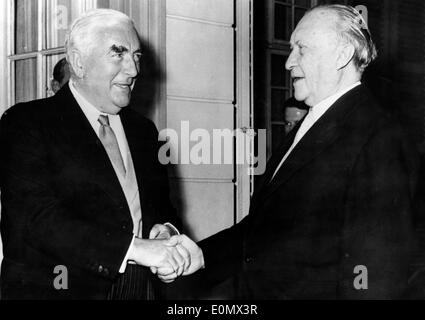 Dr. Konrad Adenauer begrüßt Robert Menzies Stockfoto