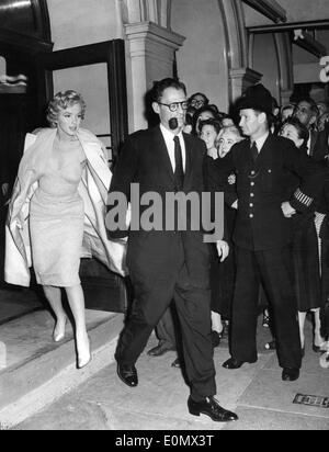 Schauspielerin Marilyn Monroe und Arthur Miller verlassen Lyric Theatre Stockfoto