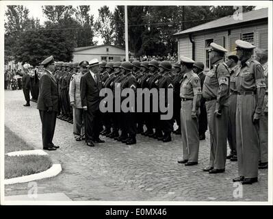 23. Juli 1956 - besuchen amerikanische Armee-Minister deutsche Soldaten in Andernach. Foto zeigt Armee Minister Brucker Ivil), Generalmajor Gener Stockfoto