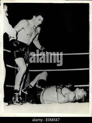 23. Juli 1956 - italienischer Boxer Retaings europäischen Schwergewichts-Titel... Deutsch in der elften Runde klopft: italienischer Boxer Franco Cavicchi, Schwergewichts-Europameister behielt seinen Titel, als er Heinz Neuhaus den deutsche Boxer in der 11. Roung ihrer Contest in Bologna klopfte... Foto zeigt, dass Franco Cavicchi durch das Gutachten als sein Gegenspieler zurückgehalten, die Heinz Neuhans auf der Leinwand klopfte heraus in der 11. Runde ausgestreckt ist. Stockfoto