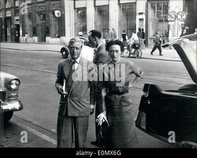 8. August 1956 - die Windsors in München: der Herzog und die Herzogin von Windsor kam in München, Tag für einen kurzen Besuch. Sie übernachten im Hotel "vier Jahreszeiten ''. Unser Bild zeigt sie vor dem Hotel auf der Maximilianstrasse in München. Stockfoto