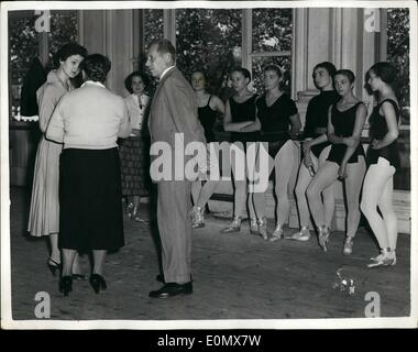 10. Oktober 1956 - bereitet The Bolshoi Ballet London Saison Auswahl Extras für Ensemble von Sadler es Wells School; Herr L.A. Pospekhin, die Boilshoi Ballettmeister an der Sadler Wells Ballet School, gestern zu sehen war (unleserlich) aus Moskau, die seine Saison am Convent Garden Opera House am Mittwoch eröffnet. Die größte Partei der Ballet Company kommt heute in London. Foto zeigt Herr L.A. Pospekhin hat ein Wort mit einem Kollegen als junge Mitglieder der Sadler Wells Ballet School warten auf die Entscheidung, wer teilnehmen sollte. Stockfoto