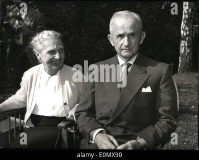 10. Oktober 1956 - ehemalige Ex-Admiral Karl Donitz (KARL ATIpi nach 10 Jahren Haft entlassen. () Krieg kriminelle r eine NUrnbrg.1945) Dtinitz mit seiner Frau kurz vor der Abreise Flughafen Berlin. Stockfoto