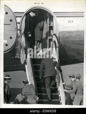 2. Februar 1957 - Königin und Herzog wieder vereint: HM The Queen und The Duke Of Edinburgh, die getrennt waren, für vier Monate, während der Herzog auf seinem Commonwealth-Tour - wurde wurden am Samstag auf Montijo Flugplatz in der Nähe von Lissabon am Samstag wieder vereint. Ihre Staatsbesuch in Portugal beginnt heute (Montag). Foto zeigt: Der Duke of Edinburgh betritt das Flugzeug - zwei Schritte auf einmal - auf die Königin Ankunft am Flugplatz Montijo. Stockfoto