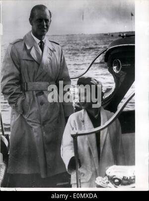 2. Februar 1957 - Königin und Duke zusammen in Portugal: Foto zeigt HM The Queen und der Herzog von Edinburgh, als sie der Britannia in das königliche Schiff zurückzukehren, nachdem Mittagessen informell mit der Herzog und die Herzogin von Palmela gestern gesehen. Sie Segeln in der Britannia zu Lissabon heute Morgen um ihren Staatsbesuch in Portugal zu starten. Stockfoto