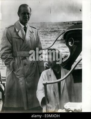 2. Februar 1957 - Königin und Duke zusammen in Portugal: Foto zeigt die Königin und der Herzog von Edinburgh, als sie der Britannia in das königliche Schiff zurückzukehren, nachdem Mittagessen informell mit der Herzog und die Herzogin von Palmera gestern gesehen. Sie Segeln in der Britannia zu Lissabon heute Morgen um ihren Staatsbesuch in Portugal zu starten. Stockfoto