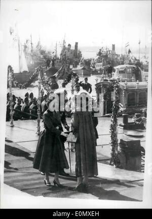 2. Februar 1957 - kommt Queen auf Staatsbesuch in Lissabon. Begrüßt von MME. Lopes. Foto zeigt, dass HM The Queen von MME begrüßt wird Lopez als sie an Land trat aus dem Stand Lastkahn auf Ankunft in Lissabon für sie kurz besuchen. Duke of Edinburgh blickt auf. Stockfoto