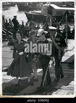 2. Februar 1957 - Staatsbesuch in Portugal. Königin und Duke kommen an Land. Das Foto zeigt H.M der Königin und des Herzogs von Edinburgh, eskortiert von Präsident Lopes und MME Lopes, Bootssteg - nach verlassen in Lissabon für den Staatsbesuch an Land kommen. Stockfoto