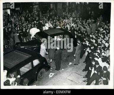 10. Oktober 1956 - erscheint Liberace im London Palladium. Polizei halten wieder die Massen. Foto zeigt Gesamtansicht als Polizei halten zurück Stockfoto