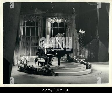 10. Oktober 1956 - Liberace erscheint in The London Palladium: Amerikanischer Pianist Liberace - erschienen im London Palladium - letzten Abend - und wurde von Dutzenden von seinen Fans gemobbt, vor und nach der Aufführung - die im Fernsehen übertragen wurde. Foto zeigt Rudi Völler auf der Bühne im London Palladium am letzten Abend. Stockfoto