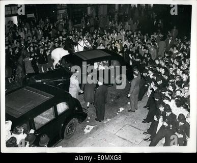 10. Oktober 1956 - erscheint Liberace im London Palladium. Polizei halten wieder die Massen. Foto zeigt Gesamtansicht als Polizei halten zurück Stockfoto