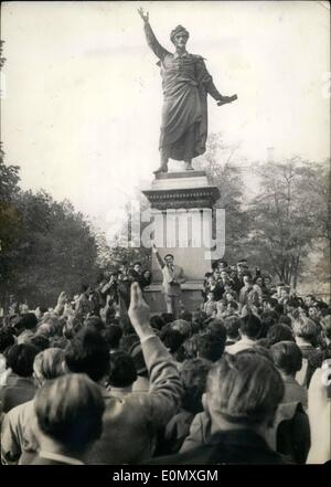 10. Oktober 1956 - ungarische Revolution: Wo alles begann... Die Statue von Alexander Petöfi, größten Dichter der Ungarn am Ufer der Donau in Budapest. Die Statue zeigt Petofi Bereitstellung von seinem berühmten Gedicht gegen die Tyrannei '' Wir werden nicht länger Sklaven sein ''. Er starb auf dem Schlachtfeld gegen die Russen im Jahre 1849. Foto zeigt Schüler friedlich demonstrierenden am Vorabend der Revolution. Stockfoto