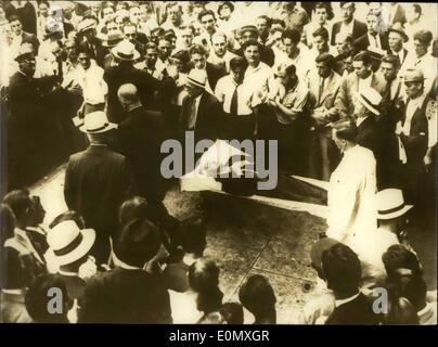 10. Oktober 1956 - demonstrieren ungarische Studenten vor der Statue von General BEM (einen Helden der ungarischen Revolution von 1848. Er war polnischer Herkunft) Stockfoto