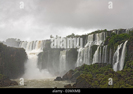 San Martin (L) & Bernabe Mendez (R) Wasserfälle, Iguazu Nationalpark, Argentinien Stockfoto