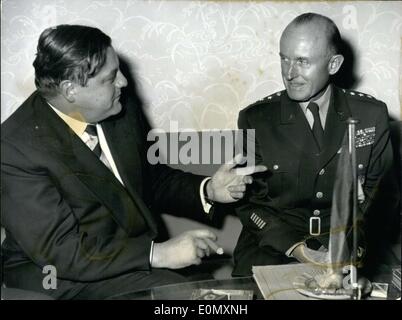 30. Oktober 1956 - Abfahrt NATO-Kommandeur General Gr? Nther in Bonn angekommen, denn ein Abschied zu besuchen, mit der deutsche Verteidigungsminister Franz Josef Strauß. Er wurde von einem militärischen Unternehmen am Flughafen begrüßt und dann anschließend durch die Strauss selbst. Morgen wird er dem Gast von Bundespräsident Heuss und Bundeskanzler Dr. Adenauer. Im Bild: General Gr? Nther mit Verteidigungsminister Strauss(left) an das Verteidigungsministerium. Stockfoto