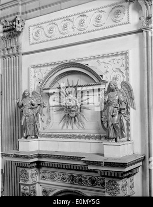 Ein Foto der Igreja da Venerável Ordem Terceira de São Francisco (Kirche des Ehrwürdigen Dritten Ordens des Heiligen Franziskus) in Porto, Portugal, mit dem Altaraufsatz, Statuen und religiösen Kunstwerken der Kirche. Stockfoto