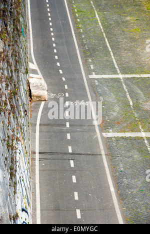 Overhead Schuss den Fahrradweg entlang Tibers mit einem lustigen Biegung um einen Stein Stockfoto