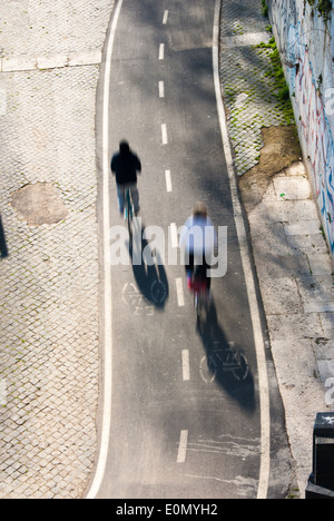 Overhead Schuss den Fahrradweg entlang Tibers mit ein paar Radfahrer Bewegung verwischt Stockfoto