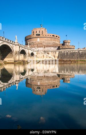 Die Welt berühmten Denkmal Castel Sant'Angelo in Rom, Italien, mit seiner Brücke über den Tiber und seine Reflexion auf dem Wasser Stockfoto