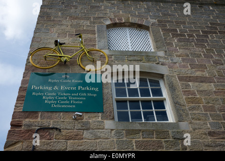 ein gelbes Fahrrad hängt in Ripley Schlosspark in Vorbereitung von Le Tour de France, die durchquert Ripley im Juli 2014 Stockfoto