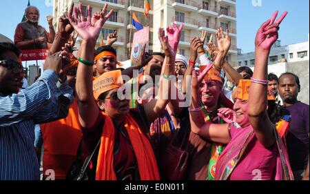 Varanasi, Indien. 16. Mai 2014. BJP Arbeiter Partei Büro in Varanasi zu feiern. Hindu-Nationalisten erklärt eine neue Ära in der größten Demokratie der Welt 16 Mai nach Narendra Modi zu den größten Sieg in 30 Jahren versprechen, die Wirtschaft des Landes zu überholen angetrieben.  Bildnachweis: Prabhat Verma/PACIFIC PRESS/Alamy Live-Nachrichten Stockfoto