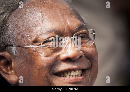 Bangkok, Thailand. 16. Mai 2014. Thai Anti-Regierungschef SUTHEP THAUGSUBAN am Parlamentsgebäude. Tausende von Demonstranten aus der Volksrepublik demokratische Reform Committee (Separatistischen) umgeben die thailändische Parlament komplexe Samstag um Druck der Thai Senat eine Interims-Ministerpräsident gestürzten ehemaligen PM Shinawatra ersetzen auswählen. Der Senat beschlossen, nicht zu eine vorläufigen PM eigene ernennen und kündigte ein Treffen mit den aktuellen Interims-Ministerpräsident. © Jack Kurtz/ZUMAPRESS.com/Alamy Live-Nachrichten Stockfoto