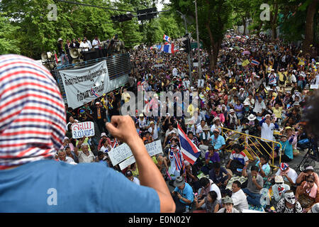 Bangkok, Thailand. 16. Mai 2014. Bei einer Kundgebung vor dem Parlamentsgebäude teilnehmen als Senatoren Debatte um Lösungen für politische Konflikt des Landes in Bangkok, Thailand, 16. Mai 2014 finden Thai Anti-Regierungs-Demonstranten. © Liu Sui Wai/Xinhua/Alamy Live-Nachrichten Stockfoto