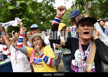 Bangkok, Thailand. 16. Mai 2014. Bei einer Kundgebung vor dem Parlamentsgebäude teilnehmen als Senatoren Debatte um Lösungen für politische Konflikt des Landes in Bangkok, Thailand, 16. Mai 2014 finden Thai Anti-Regierungs-Demonstranten. © Liu Sui Wai/Xinhua/Alamy Live-Nachrichten Stockfoto