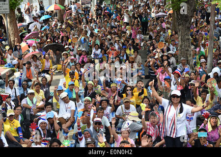 Bangkok, Thailand. 16. Mai 2014. Bei einer Kundgebung vor dem Parlamentsgebäude teilnehmen als Senatoren Debatte um Lösungen für politische Konflikt des Landes in Bangkok, Thailand, 16. Mai 2014 finden Thai Anti-Regierungs-Demonstranten. © Liu Sui Wai/Xinhua/Alamy Live-Nachrichten Stockfoto