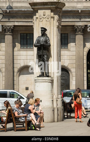 London, UK. 16. Mai 2014. Stadtwerke, genießen Sie die Sonne außerhalb der Bank of England. Das warme sonnige Wetter soll ins Wochenende weiter. Bildnachweis: Neil Cordell/Alamy Live-Nachrichten Stockfoto
