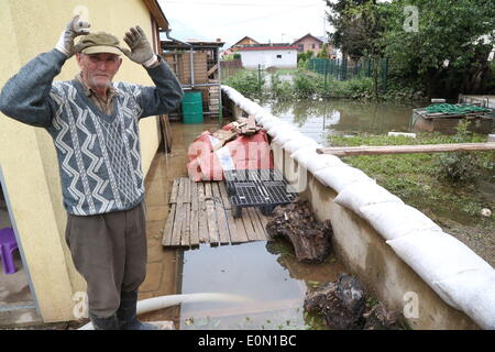 Sarajevo, Bosnien und Herzegowina. 16. Mai 2014. Ein Mann zeigt seinem beschädigten Haus vom Hochwasser in Doglodi, in der Nähe von Sarajevo, Bosnien und Herzegowina am 16. Mai 2014. Starker Regen verursacht Überschwemmungen in ganz Bosnien und Herzegowina. Bildnachweis: Haris Memija/Xinhua/Alamy Live-Nachrichten Stockfoto