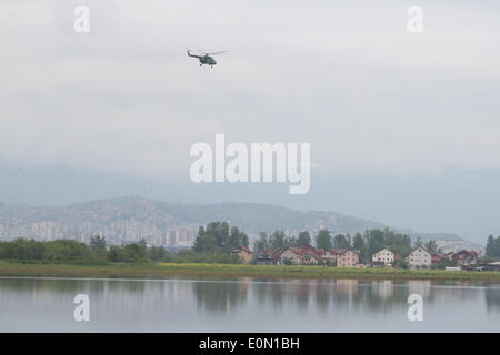 Sarajevo, Bosnien und Herzegowina. 16. Mai 2014. Ein Hubschrauber fliegt über überfluteten Gebiete in Doglodi, in der Nähe von Sarajevo, Bosnien und Herzegowina am 16. Mai 2014. Starker Regen verursacht Überschwemmungen in ganz Bosnien und Herzegowina. Bildnachweis: Haris Memija/Xinhua/Alamy Live-Nachrichten Stockfoto