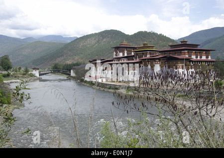 Eine Ansicht der Punakha Dzong, auch bekannt als Pungtang Dechen Photrang Dzong, Punakha, Bhutan Stockfoto